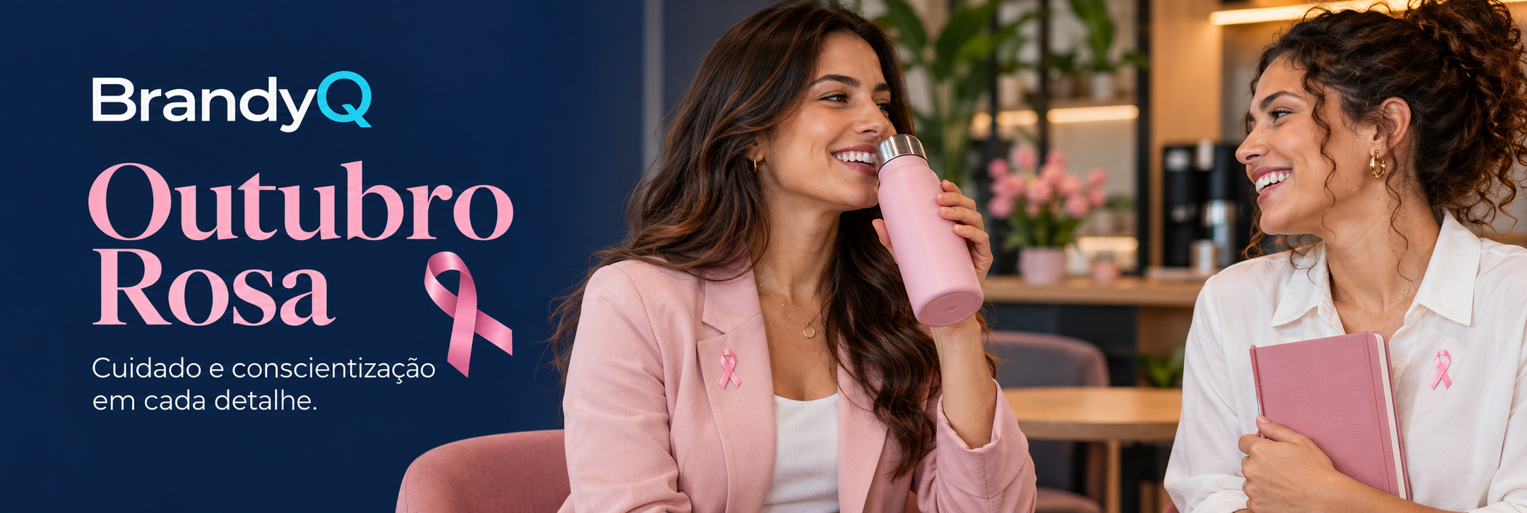 Outubro Rosa — pessoas usando garrafa e caderno rosa. Cuidado e conscientização em cada detalhe.